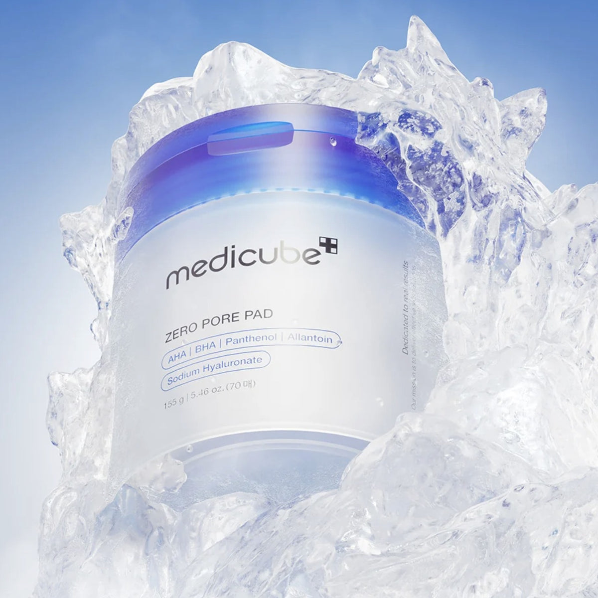 Frasco de Medicube Zero Pore Pad 2.0 entre hielo
